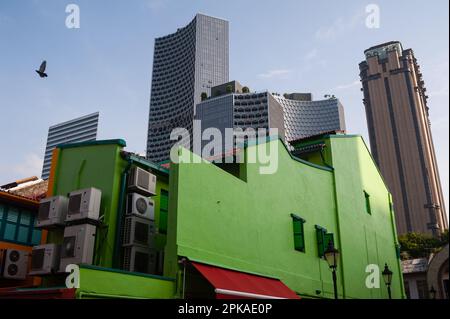 18.07.2019, République de Singapour, , Singapur - l'architecture traditionnelle des magasins et les tours de bureaux modernes dans le quartier musulman de Kampong Glam arou Banque D'Images