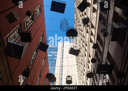 22.09.2019, Australie, Nouvelle-Galles du Sud, Sydney - l'installation artistique à Angel place des cages à oiseaux des chants oubliés des cages à oiseaux suspendues sont un rappel Banque D'Images