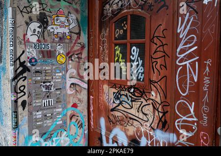 30.04.2022, Allemagne, , Berlin - Europe - graffiti rampant et surfaces vandales sur la porte d'entrée et la porte d'entrée d'un immeuble résidentiel dans le FR Banque D'Images