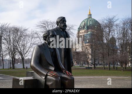 10.02.2023, Allemagne, , Berlin - Europe - Monument à Karl Marx et Friedrich Engels au Forum Marx-Engels sur un espace vert public entre Karl-Lieb Banque D'Images