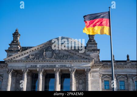 08.02.2023, Allemagne, , Berlin - Europe - vue sur la façade ouest du bâtiment Reichstag avec l'inscription DEM Deutschen Volke (à la peo allemande Banque D'Images