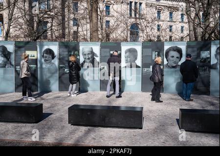 16.03.2023, Allemagne, , Berlin - Europe - les visiteurs au Mémorial des Sintis et des Roms d'Europe assassinés sous le socialisme national entre les Reichs Banque D'Images