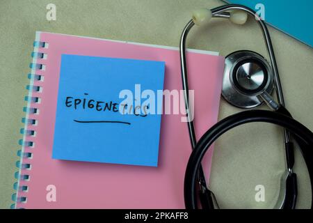 Concept de l'épigénétique écrire sur des notes adhésives avec stéthoscope isolé sur une table en bois. Banque D'Images