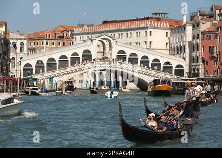 10.09.2021, Italie, Vénétie, Venise - les télécabines longent le Grand Canal. Les touristes s'assoient dans une gondole et sont conduits par un gondolier. Dans le fichier backgr Banque D'Images