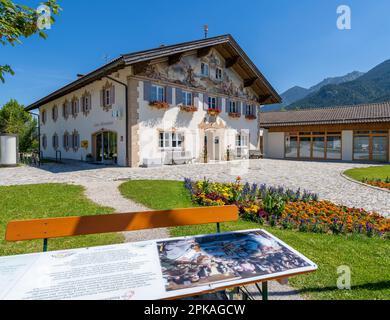 Hôtel de ville et informations touristiques à Krün (hôte G7 sommet 2015 et 2022) avec parpiste, Bavière, Allemagne Banque D'Images