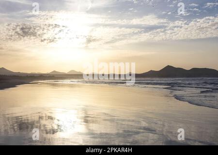 Baie de Famara, Lanzarote au coucher du soleil Banque D'Images