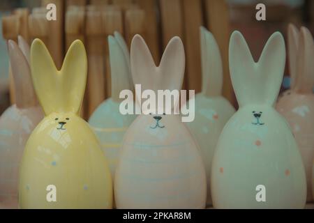 Lapins de Pâques en porcelaine pastel Banque D'Images