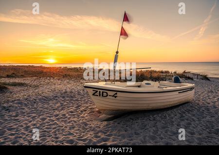 Bateau de pêche sur la plage de la mer Baltique Banque D'Images