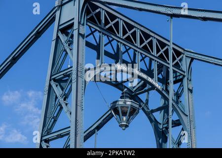 Kaiser-Wilhelm-Brücke, lettrage « Kaiser-Wilhelm-Brücke », éclairage portail, détail, Wilhelmshaven, Basse-Saxe, Allemagne Banque D'Images