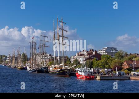 De grands navires amarrés à Bontekai pour la COUPE de voile 20th Wilhelmshaven 2020, à Wilhelmshaven, Basse-Saxe, Allemagne Banque D'Images