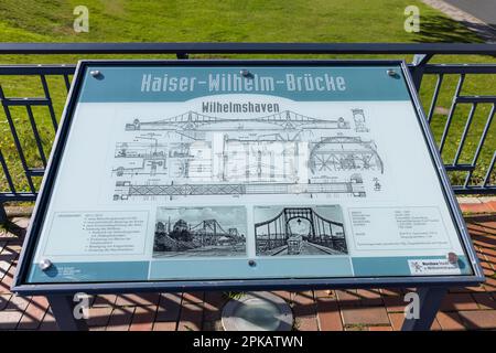 Panneau d'information sur la construction du pont Kaiser Wilhelm, Wilhelmshaven, Basse-Saxe, Allemagne Banque D'Images