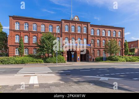 Entrée principale de l'arsenal naval Werfttor 1, porte principale de l'ancien chantier naval impérial, bâtiment en briques avec double porte ronde, construit en 1876, Wilhelmshaven, Basse-Saxe, Allemagne Banque D'Images