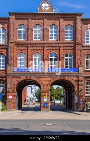 Entrée principale de l'arsenal naval Werfttor 1, porte principale de l'ancien chantier naval impérial, bâtiment en briques avec double porte ronde, construit en 1876, Wilhelmshaven, Basse-Saxe, Allemagne Banque D'Images