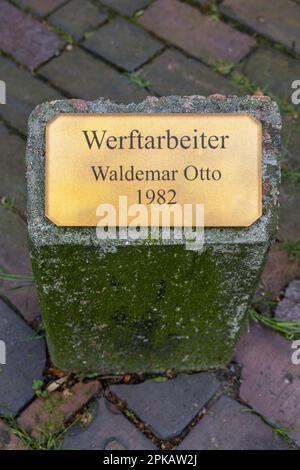 Signe, par l'artiste Waldemar Otto 1982, devant le monument 'travailleurs de chantiers' souvenir des ouvriers de chantier naval sans nom, détail, Wilhelmshaven, Basse-Saxe. Banque D'Images