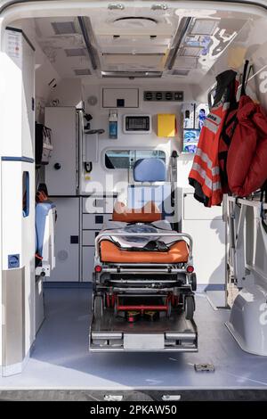 Ambulance de la Croix-Rouge allemande, vue de l'intérieur, journée portes ouvertes au service d'incendie volontaire Schortens, comté de Friesland, Basse-Saxe, Allemagne Banque D'Images