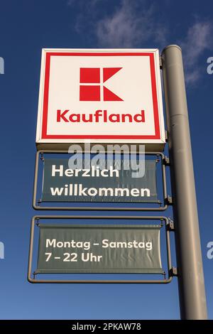 Logo Kaufland avec heures d'ouverture d'un magasin Kaufland, Friedenstraße, Wilhelmshaven, Basse-Saxe, Allemagne Banque D'Images