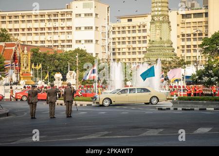 Bangkok, Thaïlande. 6th avril 2023. Le roi Rama X accompagné de sa femme dans sa voiture, entouré par la garde royale quittant la cérémonie du jour de Chakri, au monument Rama I à Bangkok. Pour le peuple thaïlandais, le jour commémoratif de Chakri sur 6 avril chaque année, est une occasion spéciale à laquelle ils célèbrent leur propre Fondation royale, la fondation de la dynastie Chakri par le roi Rama I en 1782, lorsque la capitale Bangkok a été créée. (Credit image: © Nathalie Jamois/SOPA Images via ZUMA Press Wire) USAGE ÉDITORIAL SEULEMENT! Non destiné À un usage commercial ! Banque D'Images