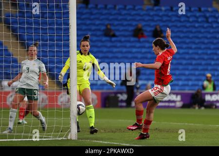 Cardiff, Royaume-Uni. 06th avril 2023. Angharad James du pays de Galles (8) marque le but de ses équipes en 2nd. Wales Women v Northern Ireland Women, football international amical au Cardiff City Stadium à Cardiff, pays de Galles, le jeudi 6th avril 2023. Cette image ne peut être utilisée qu'à des fins éditoriales. Usage éditorial seulement, photo par Andrew Orchard/Andrew Orchard sports photographie/Alamy Live News crédit: Andrew Orchard sports photographie/Alamy Live News Banque D'Images