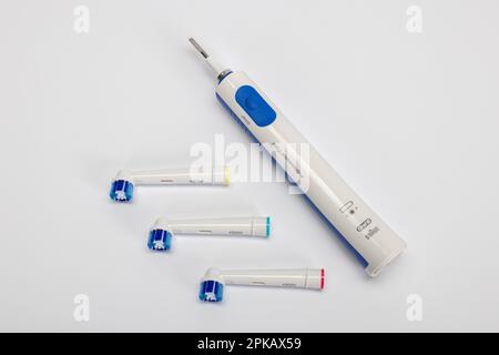 Brosse à dents électrique bleu et blanc de type 4729 B Braun Oral, trois brosses de rechange, fond blanc, Banque D'Images