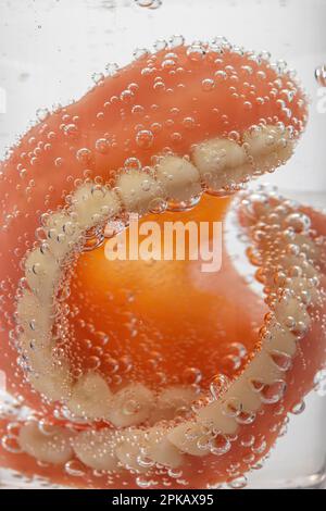 Prothèse en verre d'eau, détail, image d'icône, dentiers propres, fond blanc, Banque D'Images