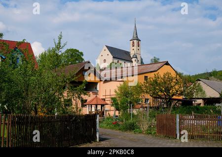 Vue sur l'église paroissiale St. Marcellinus et St. Pierre dans le village viticole d'Eußenheim, quartier main-Spessart, Basse-Franconie, Franconie, Bavière, Allemagne Banque D'Images