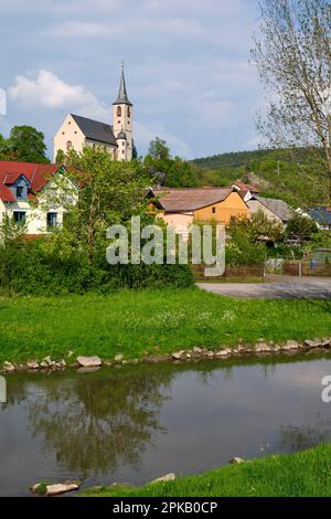 Vue sur l'église paroissiale St. Marcellinus et St. Pierre dans le village viticole d'Eußenheim, quartier main-Spessart, Basse-Franconie, Franconie, Bavière, Allemagne Banque D'Images