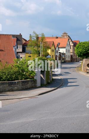 Vue sur le village viticole d'Eußenheim, quartier main-Spessart, Basse-Franconie, Franconie, Bavière, Allemagne Banque D'Images