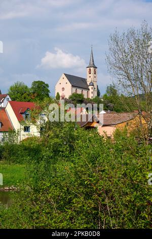 Vue sur l'église paroissiale St. Marcellinus et St. Pierre dans le village viticole d'Eußenheim, quartier main-Spessart, Basse-Franconie, Franconie, Bavière, Allemagne Banque D'Images