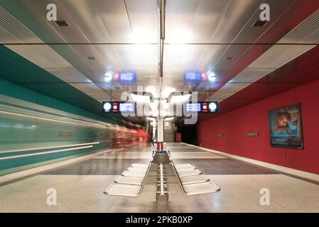 Station de métro colorée Wettersteinplatz à Munich, Bavière, Allemagne Banque D'Images