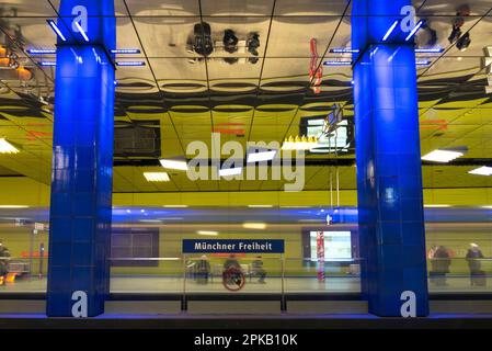 Station de métro futuriste Muensener Freiheit à Munich, Bavière, Allemagne Banque D'Images