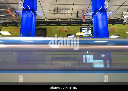 Station de métro futuriste Muensener Freiheit à Munich, Bavière, Allemagne Banque D'Images