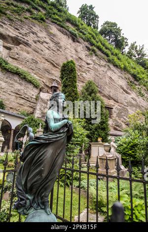 Belle sculpture d'une fille à la tombe d'un cimetière à Salzbourg, Autriche Banque D'Images