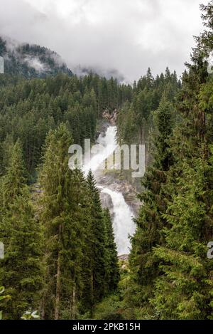 Vue panoramique sur les célèbres cascades de Krimml dans le parc national de High Tauern en Autriche Banque D'Images