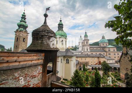 Vue panoramique sur la cathédrale de Salzbourg, une ancienne église et un cimetière, Autriche Banque D'Images