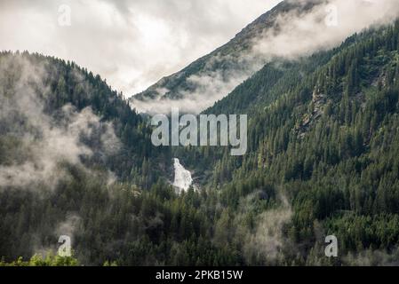 Vue panoramique sur les célèbres cascades de Krimml dans le parc national de High Tauern en Autriche Banque D'Images