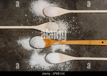 Différents types de sel. Mer, himalaya et sel de table régulier. Banque D'Images