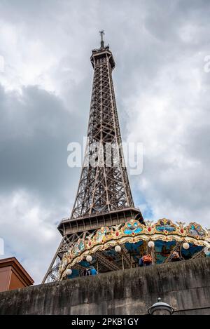 Vue sur la Tour Eiffel à Paris depuis le jardin du Trocadéro, France Banque D'Images