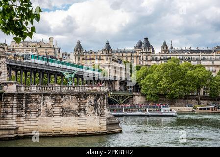 Un métro traversant le pont Bir Hakeim sur la Seine à Paris, France Banque D'Images