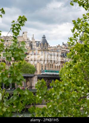 Un métro traversant le pont Bir Hakeim sur la Seine à Paris, France Banque D'Images