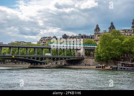 Un métro traversant le pont Bir Hakeim sur la Seine à Paris, France Banque D'Images