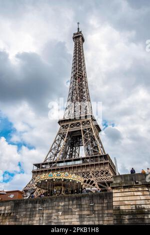 Vue sur la Tour Eiffel à Paris depuis le jardin du Trocadéro, France Banque D'Images