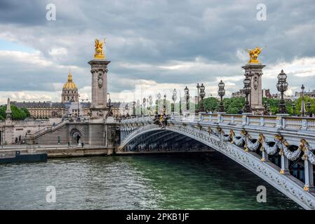 Pont Alexandre III avec vue sur le Musée militaire, Paris France Banque D'Images