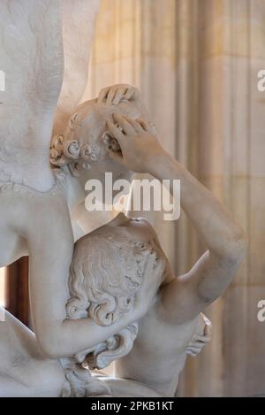 Belles sculptures anciennes dans le musée du Louvre à Paris, France Banque D'Images