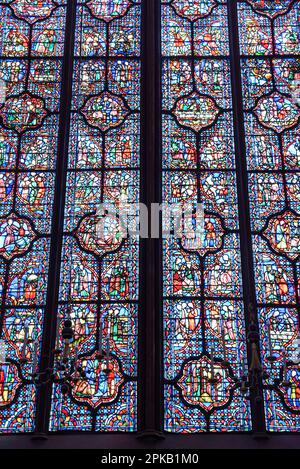 L'intérieur de la célèbre Sainte Chapelle à Paris avec ses fenêtres colorées impressantes, la France Banque D'Images