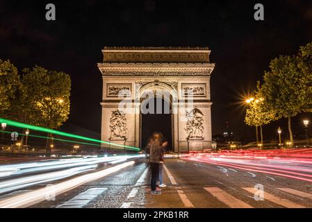 Trafic nocturne sur les champs-Elysées, Arc de Triomphe en arrière-plan, Paris, France Banque D'Images