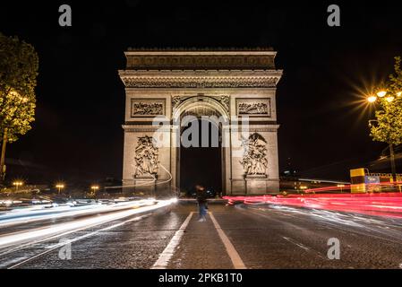 Trafic nocturne sur les champs-Elysées, Arc de Triomphe en arrière-plan, Paris, France Banque D'Images