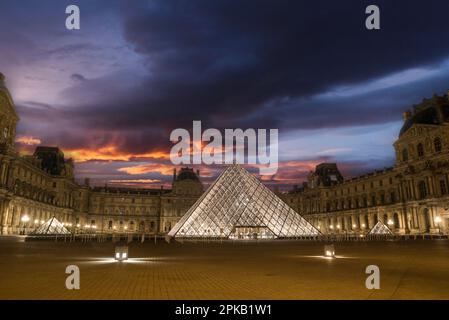 Le célèbre Palais du Louvre parisien et son emblématique verre pyramide en début de matinée, en France Banque D'Images