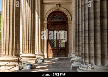 Portail de la colonne de l'église Saint Sulpice à Paris, France Banque D'Images