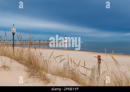 Vue sur le phare de Michigan City depuis la plage de Washington Park, le matin d'un printemps houleux. Michigan City, Indiana, États-Unis. Banque D'Images