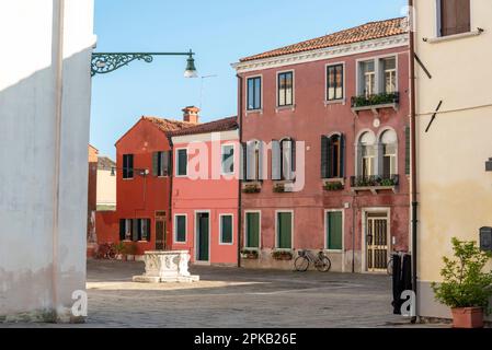 Place centrale dans le village de Malamocco, quartier du Lido de Venise, Italie Banque D'Images